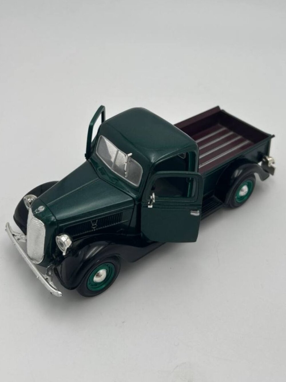 Motor Max 1937 Ford Pickup 1:24 Diecast Truck #68061
